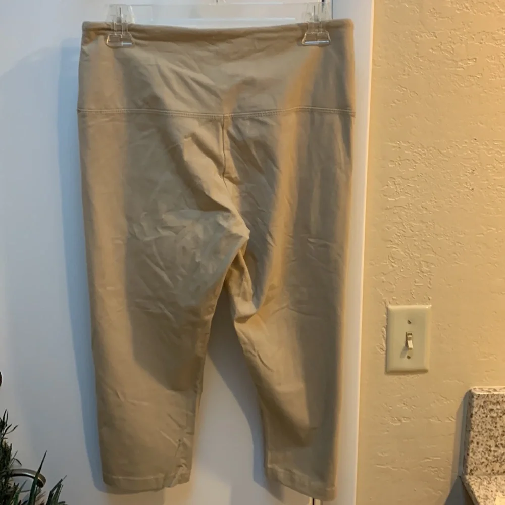 Tan High-Waisted Capri Leggings L - Picture 3 of 3